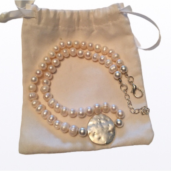 Faux pearl necklace with silvertone accent. - Picture 1 of 12